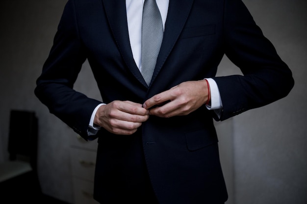 L'homme met un costume dans la chambre