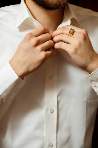 Un homme met un costume d'homme le jour du mariage