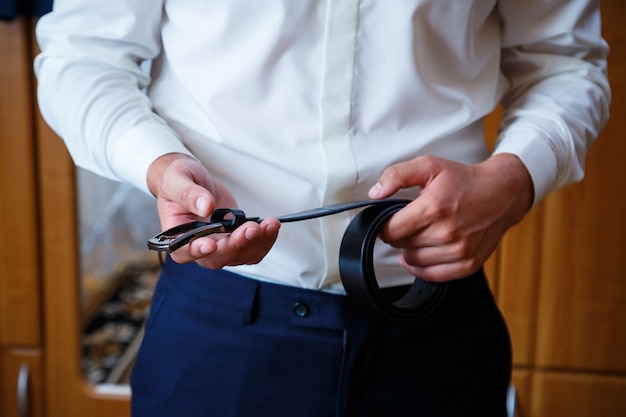 Un homme met un costume d'homme le jour du mariage