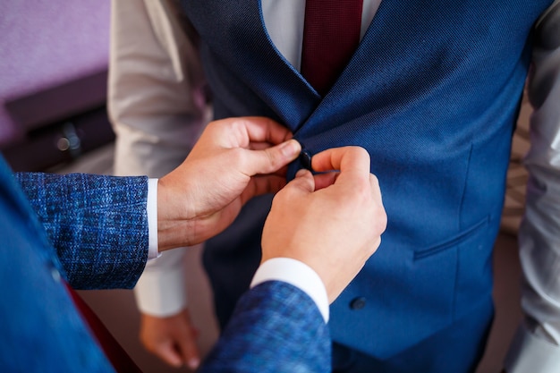 L'homme met un costume le jour du mariage