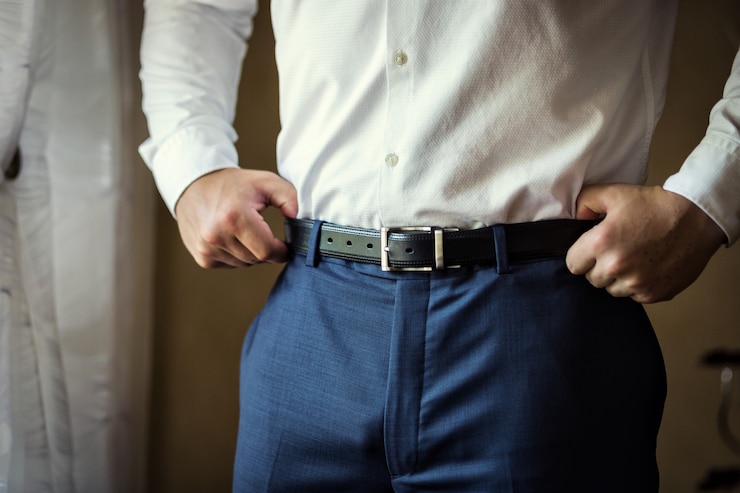 Photo homme mettant une ceinture, homme d'affaires, homme politique, style homme, gros plan mains mâles, homme d'affaires, homme d'affaires, homme d'affaires d'asie, personnes, affaires, mode et concept de vêtements