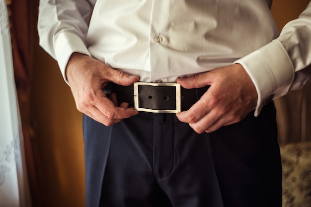 Homme mettant une ceinture, homme d'affaires, homme politique, style homme, gros plan mains mâles, homme d'affaires, homme d'affaires, homme d'affaires d'Asie, personnes, affaires, mode et concept de vêtements