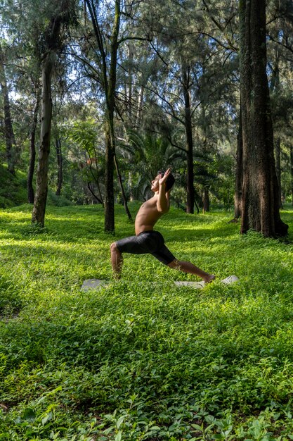 Homme mexicain faisant du yoga et s'étirant dans la forêt mexique