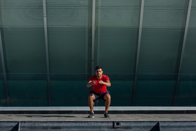 Homme mexicain faisant des squats à l'extérieur