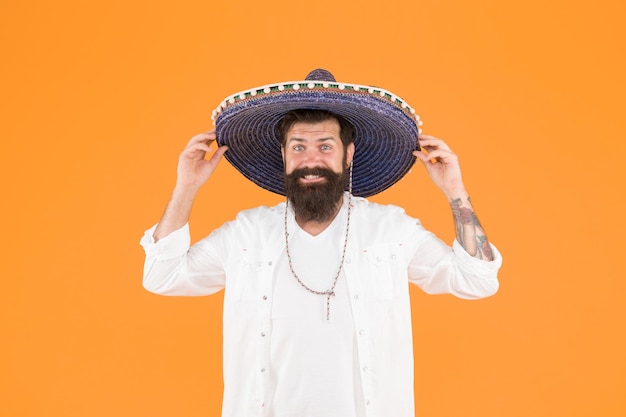 Homme mexicain portant un sombrero Homme portant un chapeau à larges bords Concept ethnique Origine ethnique Langue d'ascendance et traditions culturelles Découvrir les origines ethniques et géographiques Homme barbu portant un chapeau mexicain
