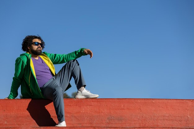 Un homme mexicain pose détendu et regarde le ciel.