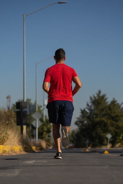 Homme mexicain qui court à l'extérieur