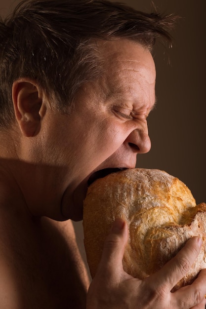 Un homme et une miche de pain. émotions humaines