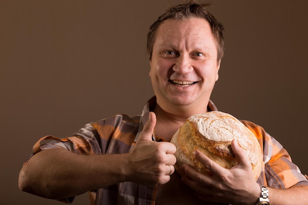 Un homme et une miche de pain. émotions humaines