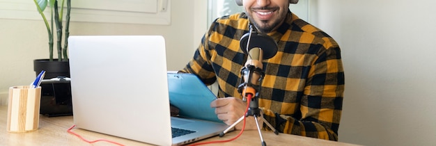 Homme avec microphone dans un bureau