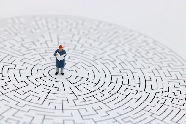 Homme miniature dans un labyrinthe