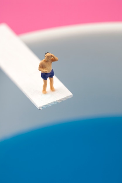 homme miniature, debout sur le plongeoir