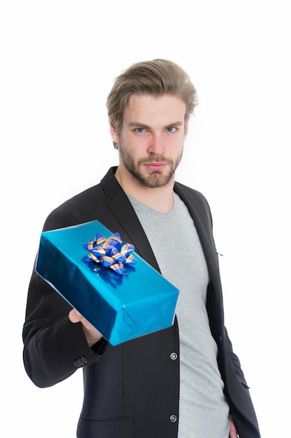 Homme de mode avec boîte présente ou cadeau pour vacances isolé sur fond blanc, mode décontractée masculine