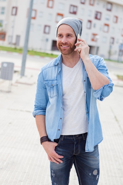 Un homme de mode décontracté qui appelle avec son téléphone portable