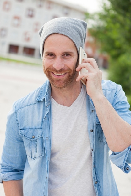 Un homme de mode décontracté qui appelle avec son téléphone portable