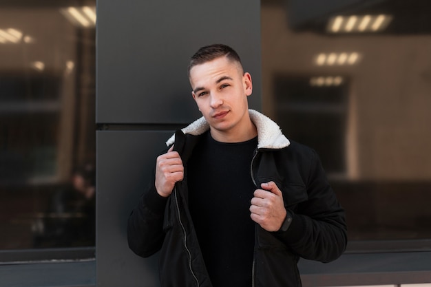 Homme à la mode veste noire dans la rue