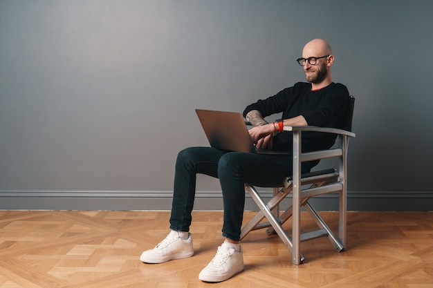 Homme moderne avec barbe et lunettes relaxantes