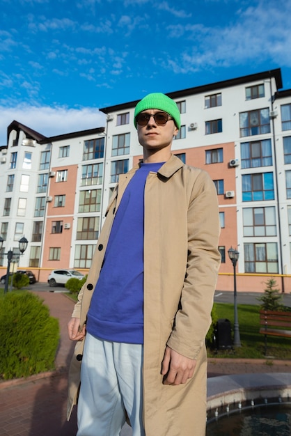 Homme moderne dans un manteau d'automne