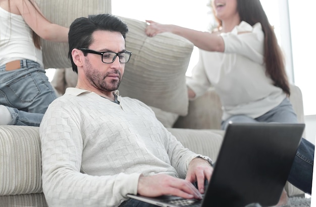 L'homme moderne travaille sur un ordinateur portable à son domicile