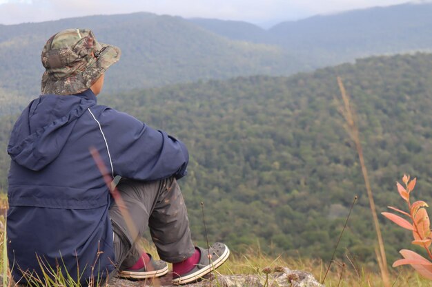 Homme sur la montagne au Cambodge