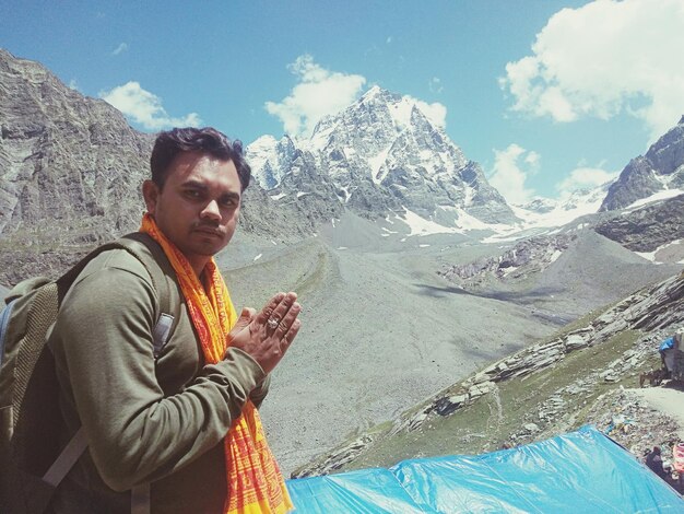 Photo un homme sur une montagne contre le ciel