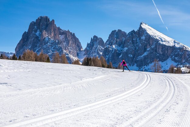 Photo un homme sur une montagne enneigée contre le ciel