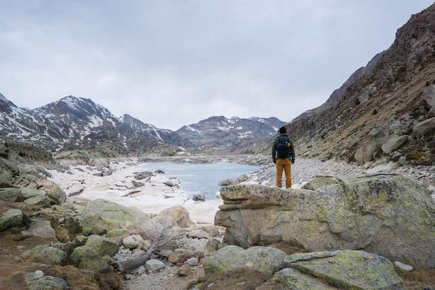 homme, montagne, lac, neige