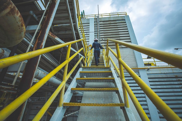 Homme montant l'inspection de l'escalier