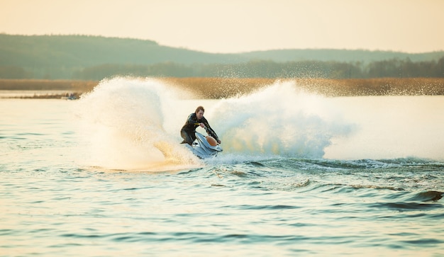 Un homme monte un hydrocycle