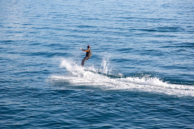 Un homme monte sur une planche de surf électrique. Surfez sur une planche électrique