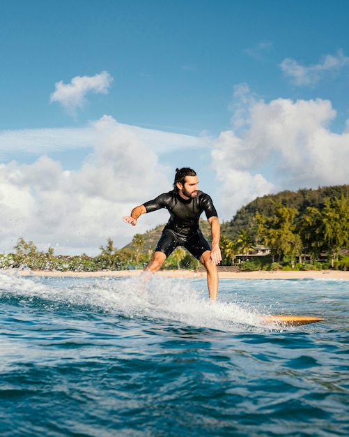 Photo homme monté sur sa planche de surf et avoir un bon coup vertical