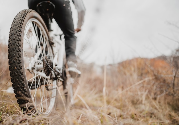 Homme monté sur un vélo de montagne avec espace copie