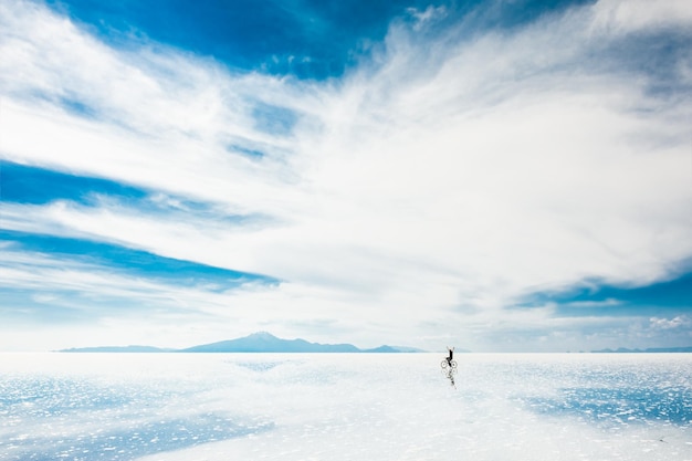 Homme monté sur un vélo sur le Salar de Uyuni en Bolivie. paysages d'amérique du sud