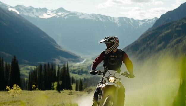 Un homme monté sur un vélo tout-terrain sur un sentier avec des montagnes en arrière-plan.