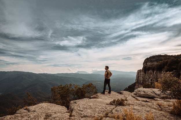 Homme montrant la liberté dans la montagne