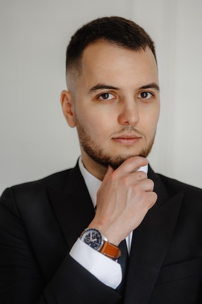 un homme avec une montre au poignet