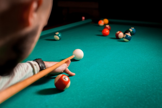 Homme avec montre jouant au billard