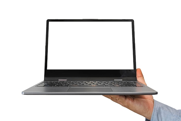 L'homme montre un petit ordinateur portable avec une fenêtre vide isolé sur fond blanc