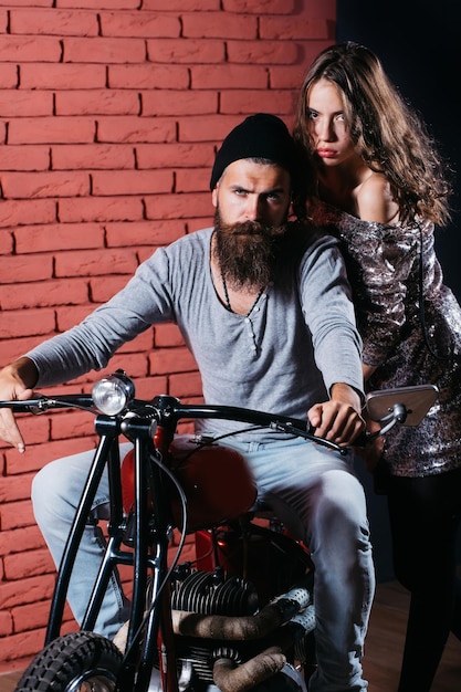 Homme motard barbu sur moto