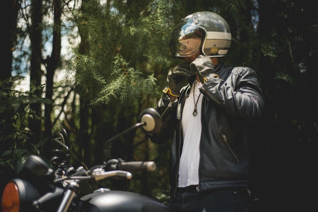 Photo un homme à moto contre des arbres.