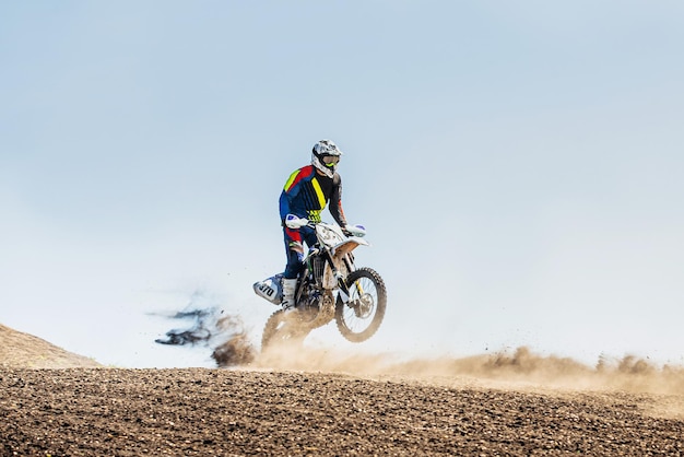 Un homme sur une moto contre le ciel.