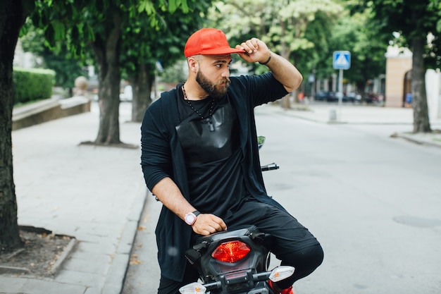 Homme en moto à la recherche