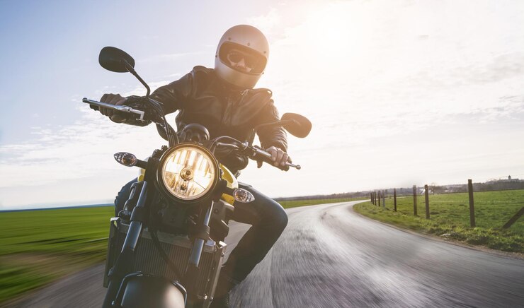 Photo un homme sur une moto sur la route contre le ciel