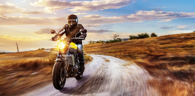 Un homme sur une moto sur la route contre le ciel