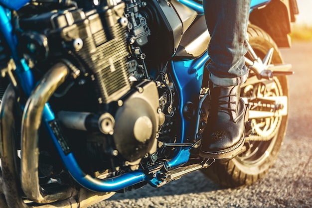 Homme en moto de sport en plein air sur la route