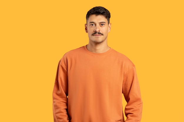 Un homme à la moustache sur un fond jaune