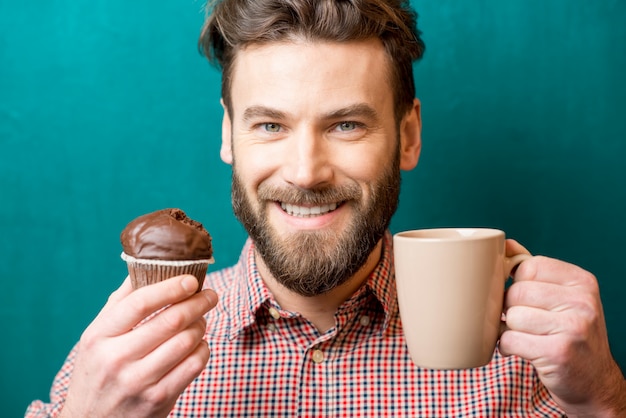 Photo homme avec muffin et café