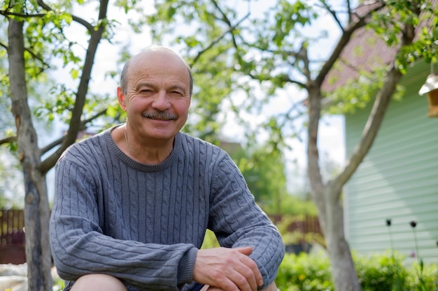 Homme mûr assis dans la campagne