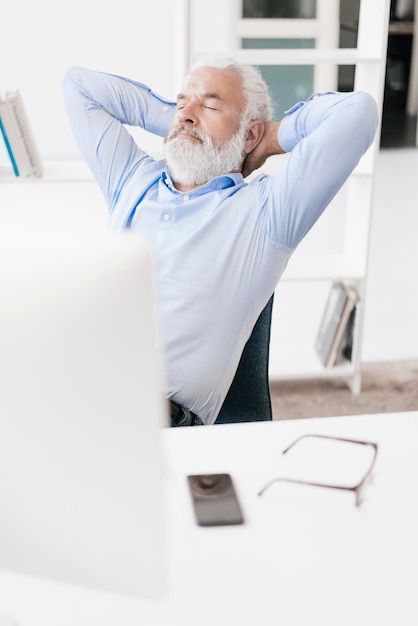 homme mûr, à, barbe, délassant, bureau