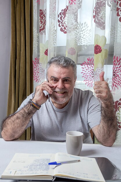 Homme mûr avec une barbe travaillant à la maison